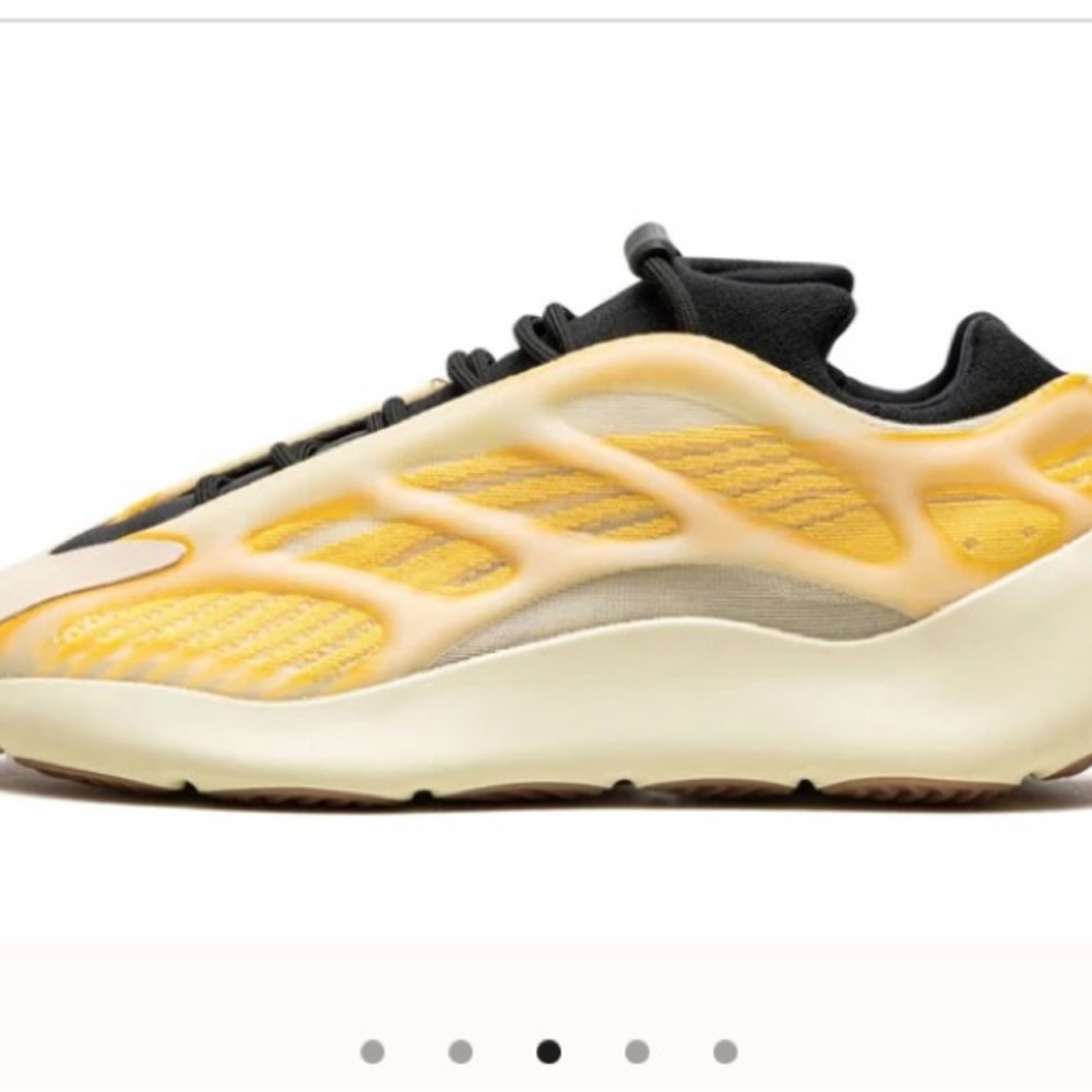 The adidas Yeezy 700 V3 ‘Safflower great condition!